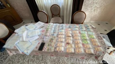 Під час обшуків у буковинців вилучили гроші Під час обшуків у буковинців вилучили гроші