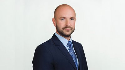 У Рівному снігова груда з даху потрощила авто. Що робити в таких випадках У Рівному снігова груда з даху потрощила авто. Що робити в таких випадках