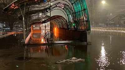 Атака РФ по Києву: у Дніпровському районі відновили водогін, пошкоджений уламками ракет