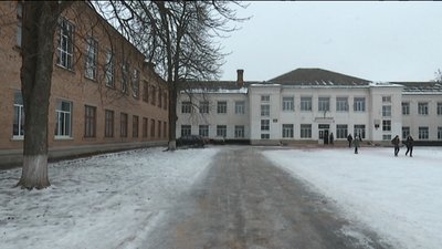 "Виштовхав з класу". На Сумщині поліція та освітяни розслідують конфлікт між вчителем і школяркою