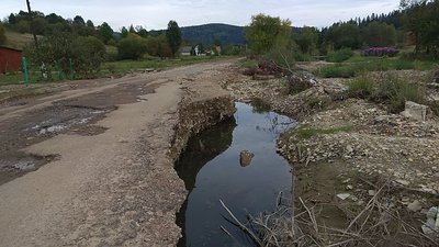 На Львівщині мешканці укріплюють дорогу, яку востаннє ремонтували 35 років тому