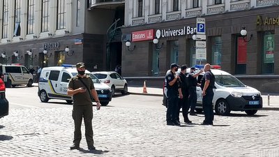 Захоплення банку в Києві: вибухівку у приміщенні не знайшли