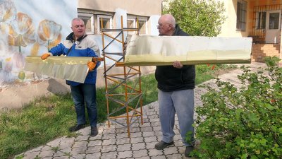 У Шостці на Сумщині 82-річний пенсіонер встановив вітряну електростанцію У Шостці на Сумщині 82-річний пенсіонер встановив вітряну електростанцію