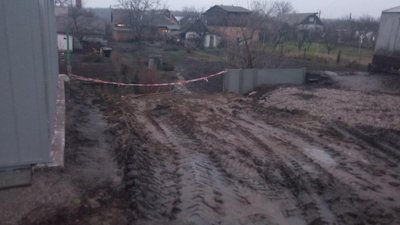 В Олександрії над колектором каналізації провалився ґрунт В Олександрії над колектором каналізації провалився ґрунт