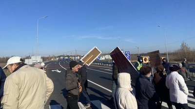 На Полтавщині перекрили трасу Київ - Харків На Полтавщині перекрили трасу Київ - Харків