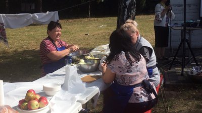 Переселенки готують український борщ на Волині Переселенки готують український борщ на Волині