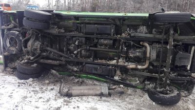 На Сумщині у кювет злетів вантажний фургон: двоє травмованих