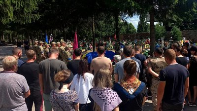 У Сумах попрощалися із загиблим військовим Артемом Крючковим У Сумах попрощалися із загиблим військовим Артемом Крючковим