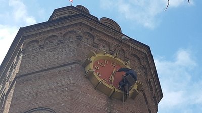 Зняли стрілки і блок управління: один із годинників вінницької Вежі — ремонтуватимуть Зняли стрілки і блок управління: один із годинників вінницької Вежі — ремонтуватимуть