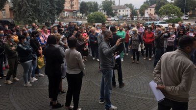 У "червоному" Костополі на Рівненщині батьки школярів прийшли під РДА У "червоному" Костополі на Рівненщині батьки школярів прийшли під РДА