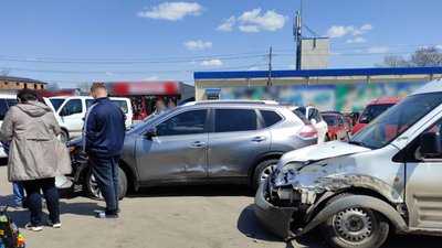 Зупинив стовп: на Черкащині водій вантажівки розбив 15 машин Зупинив стовп: на Черкащині водій вантажівки розбив 15 машин