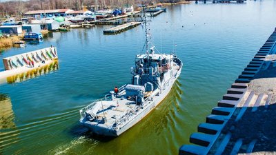 Для проходу ракетного катера та тральщика в Миколаєві розводили мости Для проходу ракетного катера та тральщика в Миколаєві розводили мости