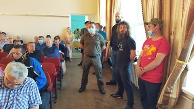 "Не виносять на розгляд" - родичі АТОвців прийшли на сесію на Сумщині, бо не можуть отримати землю