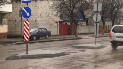У Житомирі біля школи №8 встановили пішохідний перехід з острівцями безпеки У Житомирі біля школи №8 встановили пішохідний перехід з острівцями безпеки