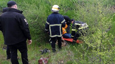 На Дніпропетровщині надзвичайники допомогли дівчинці, яка впала в яму і травмувала ногу