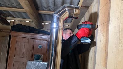 Купують пічки та теплий одяг: як допомагають зимувати переселенцям у гірських громадах Буковини Купують пічки та теплий одяг: як допомагають зимувати переселенцям у гірських громадах Буковини