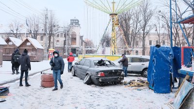 У Чернівцях водій розтрощив атракціони на Соборній площі У Чернівцях водій розтрощив атракціони на Соборній площі