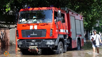 Вода заблокувала одну з вулиць в Одесі: рятувальники евакуювали 55 людей Вода заблокувала одну з вулиць в Одесі: рятувальники евакуювали 55 людей