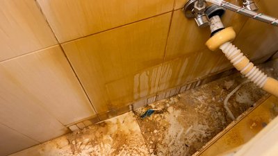 Потьоки від іржавої води. Жителька Миколаєва показала, як технічна вода пошкодила комунікації в будинку