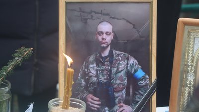 В Охтирці на Сумщині попрощалась із загиблим солдатом Дмитром Бондаренком