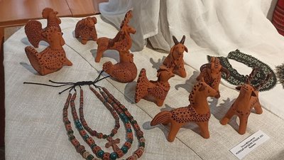 Вироби з глини на виставці "Традиції — сила нескорених" Вироби з глини на виставці "Традиції — сила нескорених"