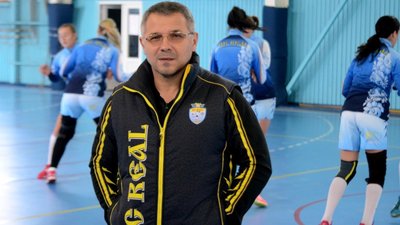 Головний Тренер миколаївської гандбольної команди "Реал" під час тренувань. Головний Тренер миколаївської гандбольної команди "Реал" під час тренувань.