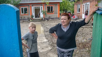 Сім'ї Сільвії виплатять 20 тисяч гривень, адже їх будинок підпав під категорію частково зруйнований. Фото: Суспільне Буковини