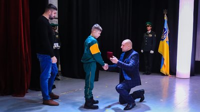 У Черкасах родинам загиблих захисників вручили почесні відзнаки У Черкасах родинам загиблих захисників вручили почесні відзнаки