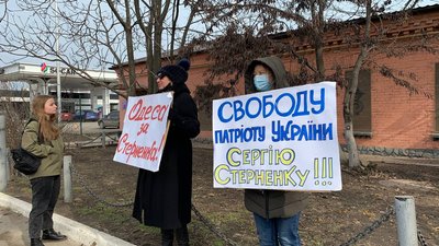 "Руки геть": біля одеського СІЗО влаштували акцію на підтримку Стерненка