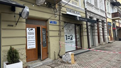 Частина балкона, яка обвалилася у Чернівцях