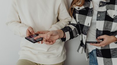 Підлітки з телефоном
