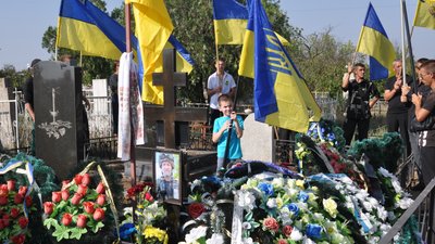 Загинули в бою за Україну. На Миколаївщині вшанували пам'ять полеглих героїв Загинули в бою за Україну. На Миколаївщині вшанували пам'ять полеглих героїв