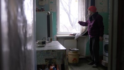 Жителька Сміли Тетяна Гінайло у своїй квартирі, яка була пошкоджена внаслідок обстрілу