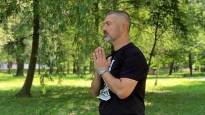 У Тернополі переселенець навчає людей стояти на конструкції із цвяхами