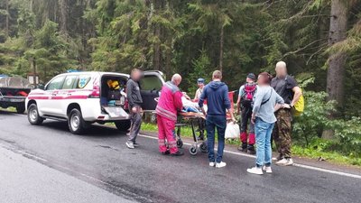 Прикарпатські рятувальники допомогли туристці з Дніпропетровщини, яка травмувала ногу у Карпатах