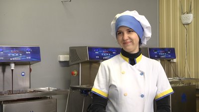 Житомирянка Дарія Твардовська розмальовує шоколадним петриківським розписом писанки з шоколаду Житомирянка Дарія Твардовська розмальовує шоколадним петриківським розписом писанки з шоколаду