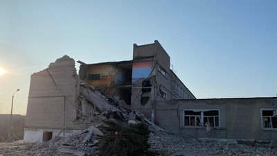 Частково зруйнована влучанням "Шахеда" гімназія в Ізюмі, Харківська област