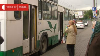 Пасажири в масках і щасливі водії. У Луцьку на рейс вийшли 32 тролейбуси Пасажири в масках і щасливі водії. У Луцьку на рейс вийшли 32 тролейбуси
