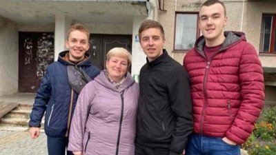 Тернопільські студенти разом з матір'ю бійця Тернопільські студенти разом з матір'ю бійця