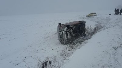 На Сумщині мікроавтобус злетів у кювет, є травмовані На Сумщині мікроавтобус злетів у кювет, є травмовані