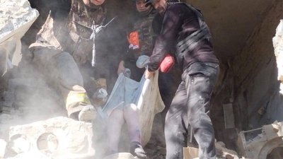 На Донеччині з-під завалів обстріляного будинку дістали тіло жінки