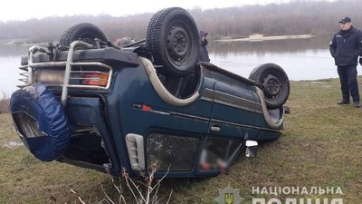 У Сосницькому районі з Десни витягнули автомобіль з тілом чоловіка У Сосницькому районі з Десни витягнули автомобіль з тілом чоловіка