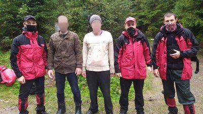 Прикарпатські рятувальники шукали грибника, який травмував ногу Прикарпатські рятувальники шукали грибника, який травмував ногу