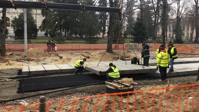 Монтаж трамвайних колій та замощення бруківки: ремонт вулиці Бандери у Львові