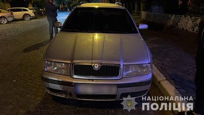 Потрапив під колеса вантажівки: у ДТП на Закарпатті загинув пішохід Потрапив під колеса вантажівки: у ДТП на Закарпатті загинув пішохід
