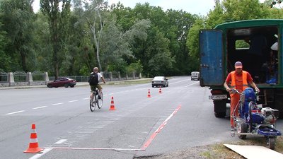 Комунальники малюють розмітку для майбутніх велосипендних переїздів Комунальники малюють розмітку для майбутніх велосипендних переїздів