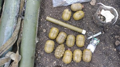 У Волновасі поблизу лікарні та залізниці знайшли схрон боєприпасів. ФОТО