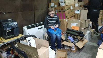 "Дуже просився": волонтерам у Луцьку допомагає 14-річний школяр