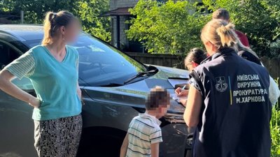 Правоохоронці вилучають дитину з родини