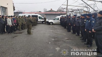 Поліцейські, нацгвардійці та судохоронці Тернопільщини навчалися злагоджено конвоювати затриманих Поліцейські, нацгвардійці та судохоронці Тернопільщини навчалися злагоджено конвоювати затриманих